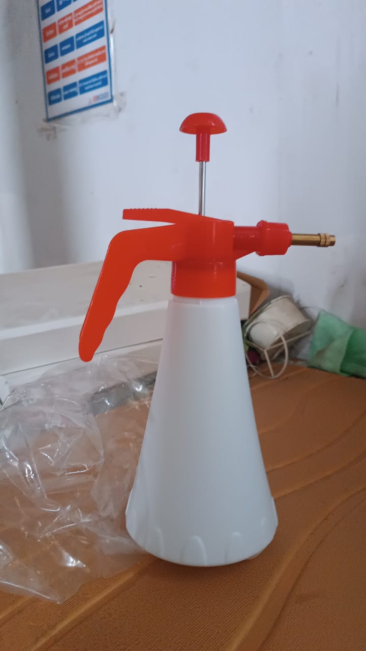 Handheld Pressure Water Sprayer Bottle (1 Ltr)
